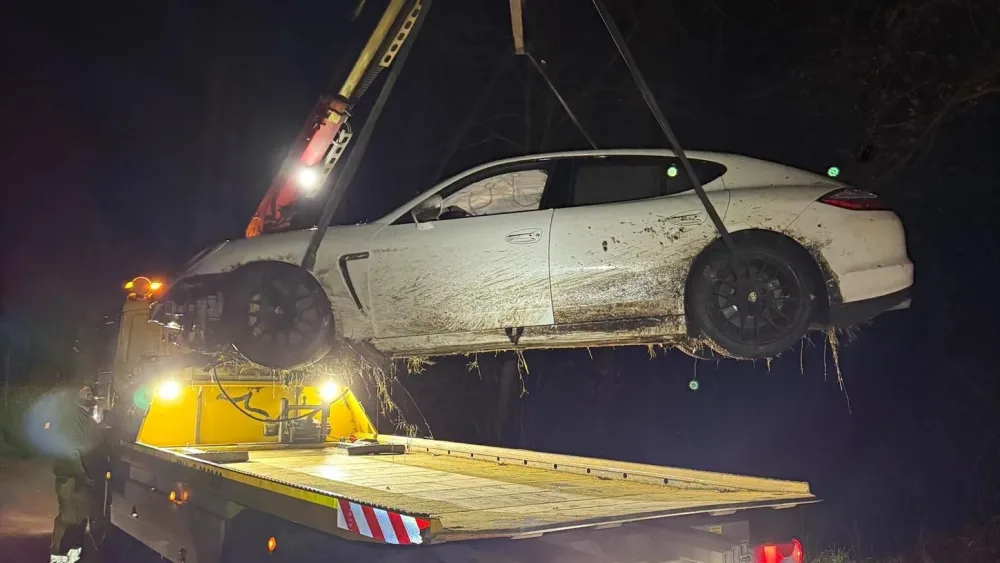 100 minlik "Porsche" dərəyə aşdı: - Maşın yararsız hala düşdü