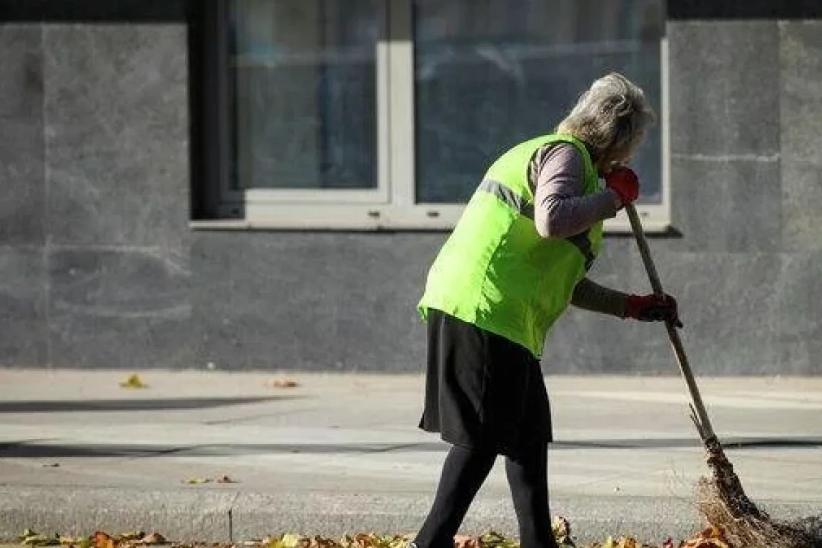 Azərbaycanda təmizlikçi qadına qızının "Ad günü" təbriki QINANDI - VİDEO