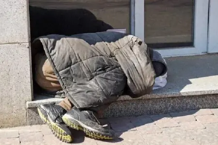 Bakıda halı pisləşən “bomj”un Üzərindən GÖRÜN NƏ ÇIXDI?