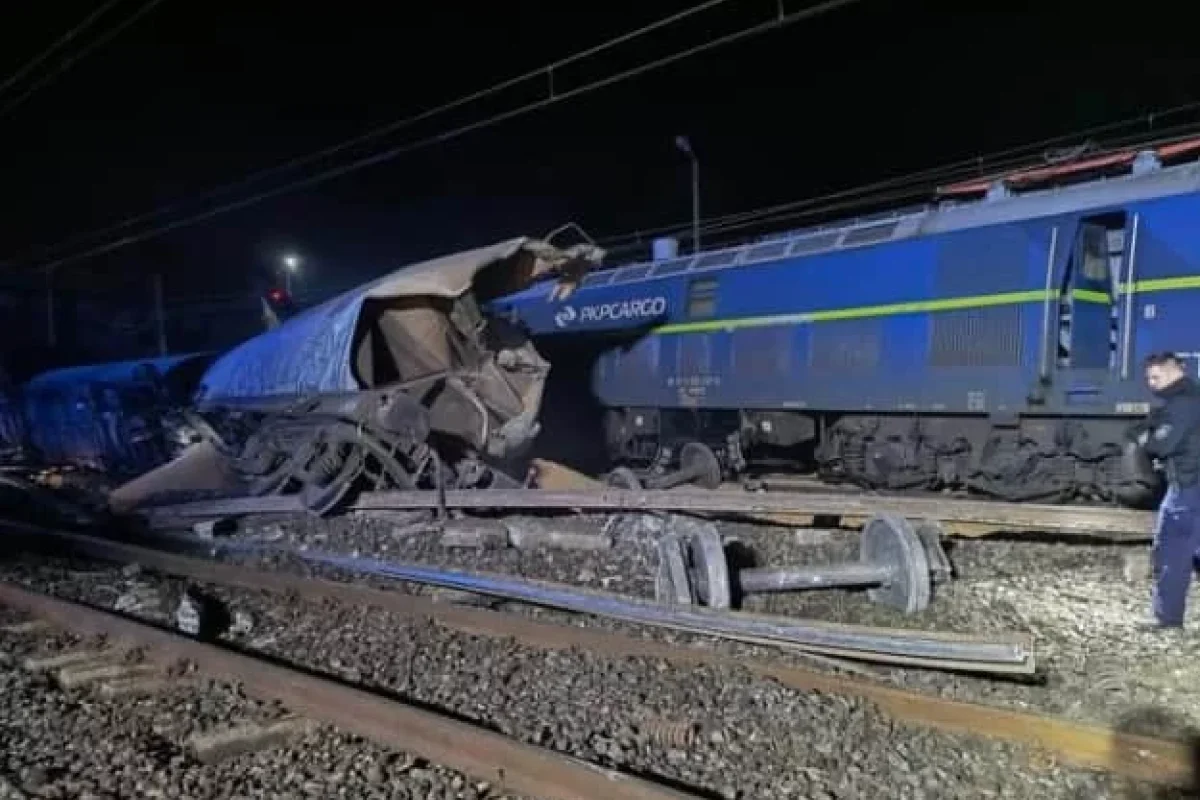 İki yük qatarı toqquşdu – Vaqonlar relsdən çıxdı