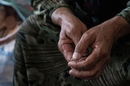 74 yaşlı qadın uşağın başını - YARDI