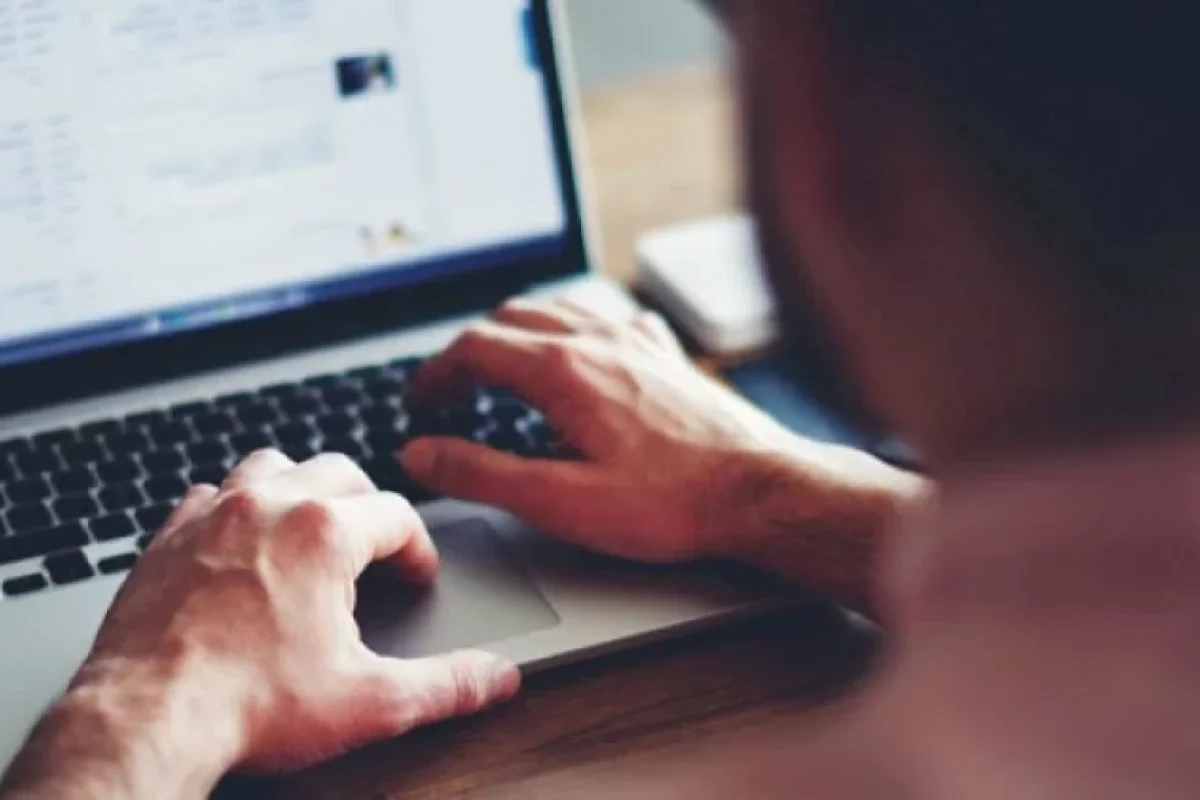 Məktəbdə müəllimi biabırçı görüntülərə baxarkən tutdular - VİDEO