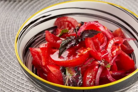 Yeni pomidor salatının resepti - Fərqli dad ortaya çıxır