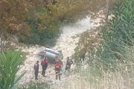 Maşın dərəyə uçdu: - Ölən və yaralananlar var