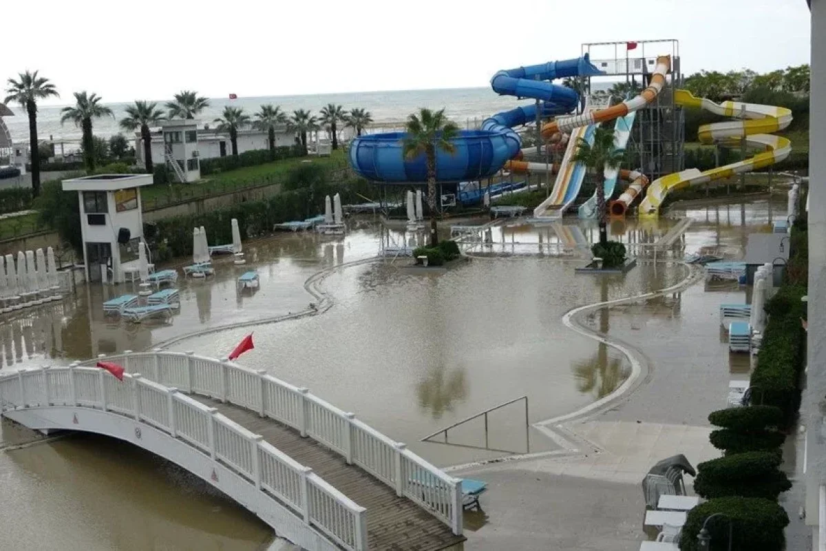 Çay daşdı, oteli su basdı, - 500 turist təxliyə edildi