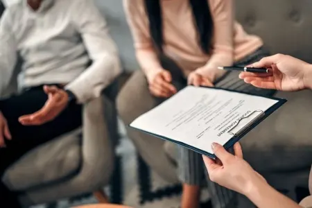 Psixoloq uşağın ayağını "skoç"la bağlayıb saatlarla seans keçdi