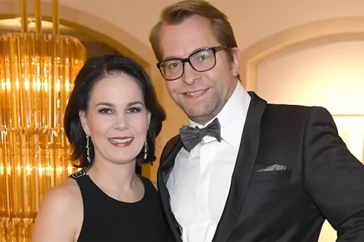 Xarici işlər naziri boşanır