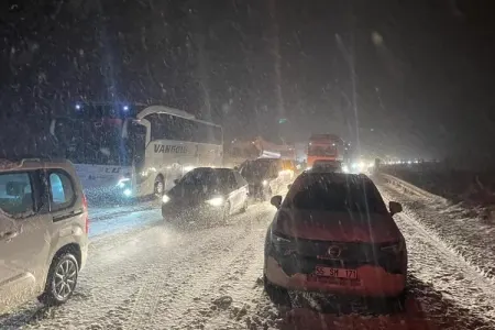 İstanbul və Ankara ağ örpəyə büründü - FOTO