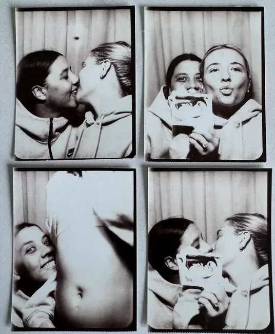 Futbolun lezbiyan cütlüyü uşaq gözləyir