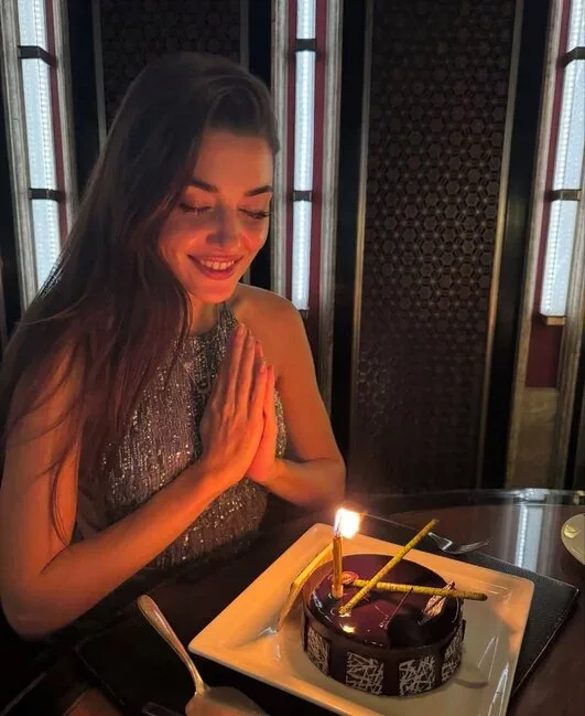 Hande Erçel ad gününü sevgilisi ilə belə qeyd etdi - FOTO