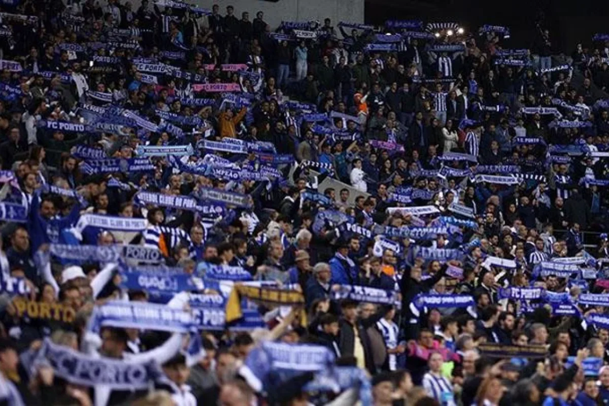 Tanınmış komanda azarkeşlərin hücumuna məruz qaldı - Video