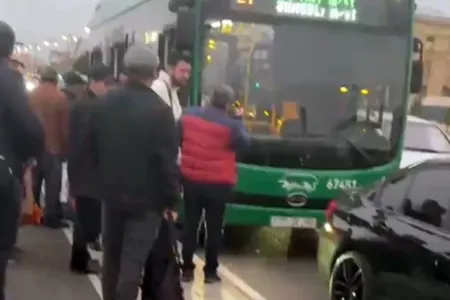Bakıda elektrikli avtobusun iştirakı ilə ilk qəza; - Avtomobilə çırpıldı