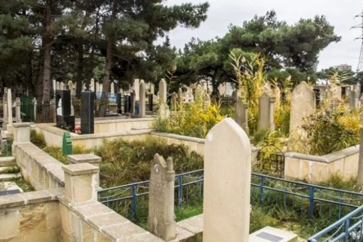 Ateist olduğu deyilən Tarık Akanın qəbrinin görüntüləri müzakirələr yaratdı