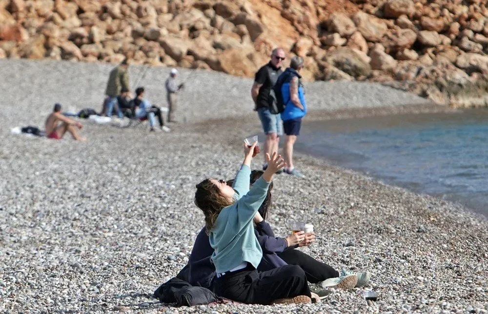 Paltoları ilə gəlib isinmək üçün dənizə girdilər