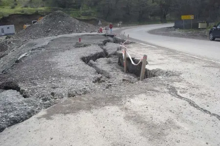 Azərbaycanda yol ÇÖKDÜ - FOTO