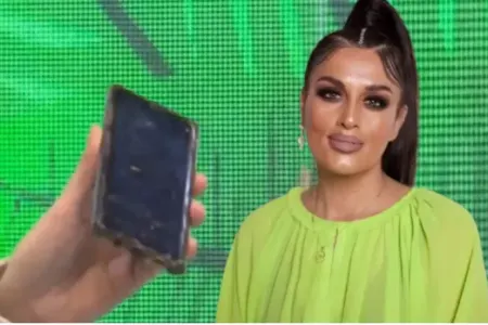 Elza Seyidcahan buna görə köhnə telefon işlədir