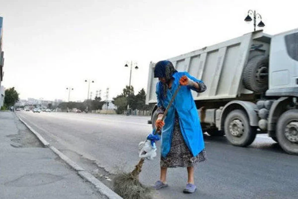 Yolu süpürən qadını maşın vurub öldürdü