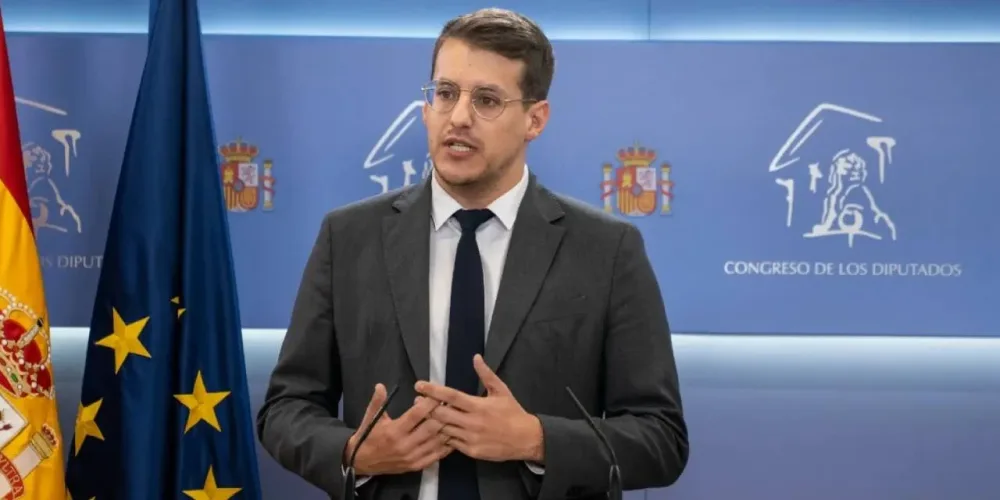 Deputat aclıq aksiyasına başladı - SƏBƏB