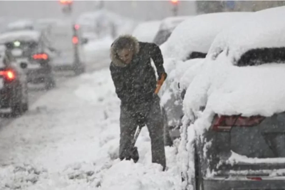 Qar yağdı, yollar bağlandı