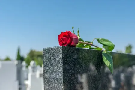 Borc əvəzinə qəbirstanlıqda yer verdi