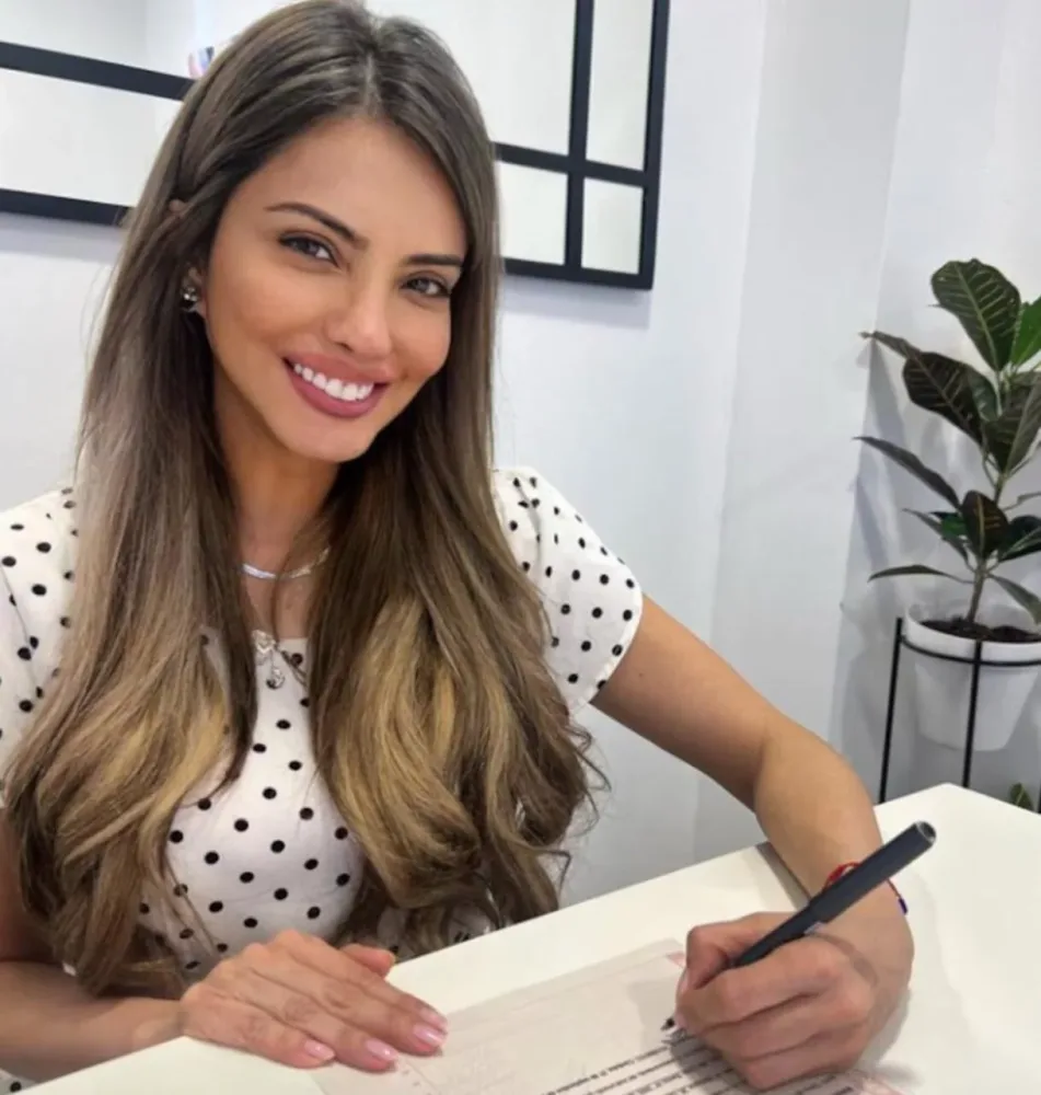 Xəyanətlə üzləşən İkardi bu qızla eşq yaşayır – Hüquqşünasdır – FOTO