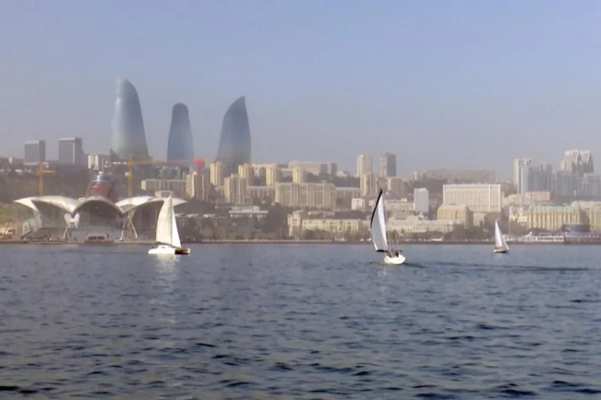 Bulvarda gənc qız dənizə düşdü - Video