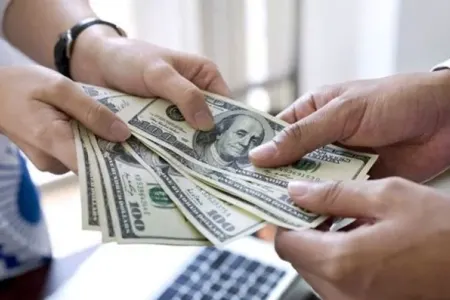 Bu şəxslər dollarla kredit götürə bilməyəcək - YENİ QƏRAR