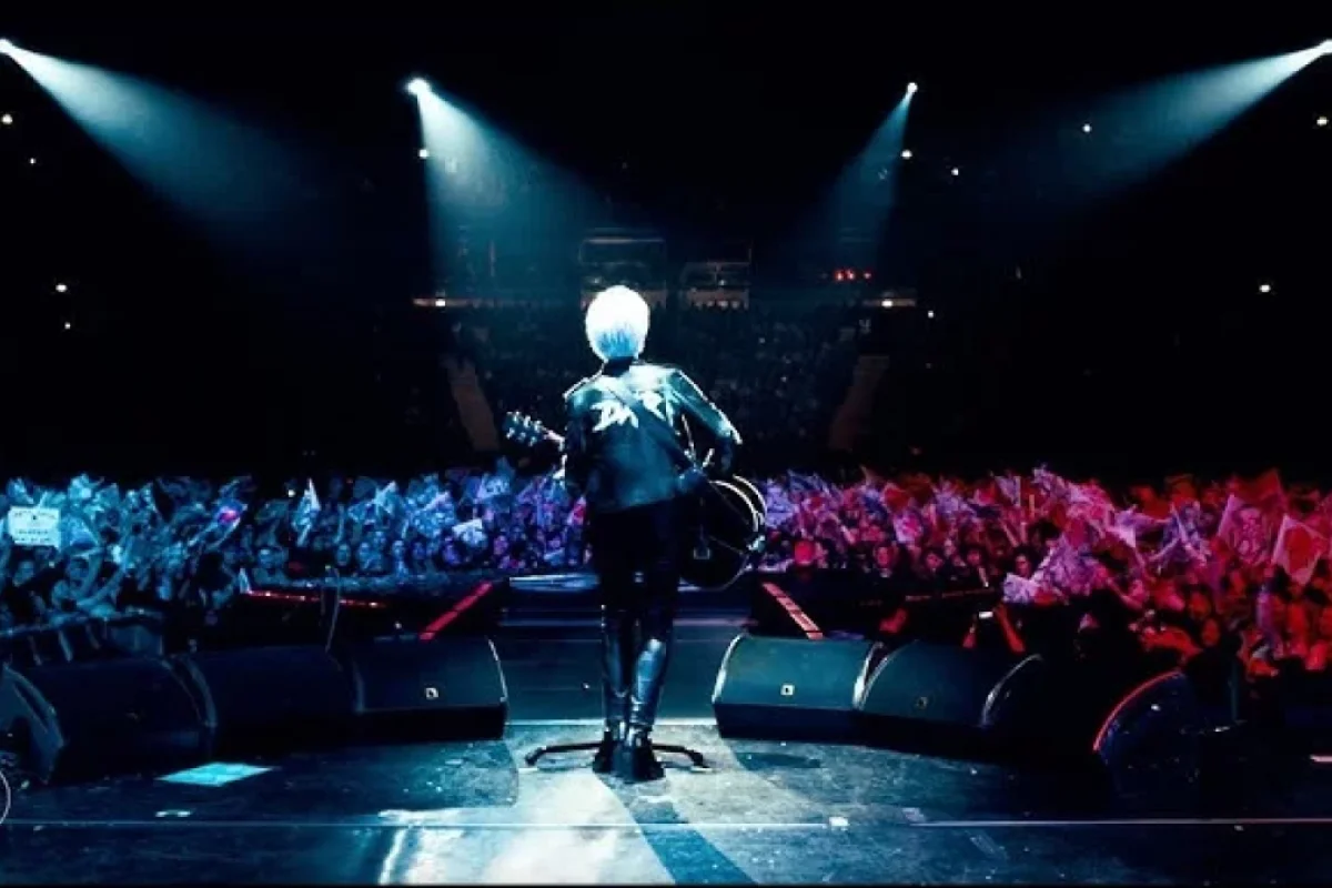 Əməkdar artist konsert zamanı eyvandan yıxıldı - VİDEO