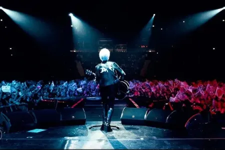 Əməkdar artist konsert zamanı eyvandan yıxıldı - VİDEO