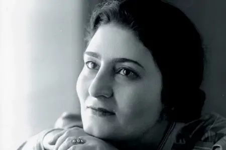 Can verən həmkarının başı üstündə oxuyan Xalq artisti