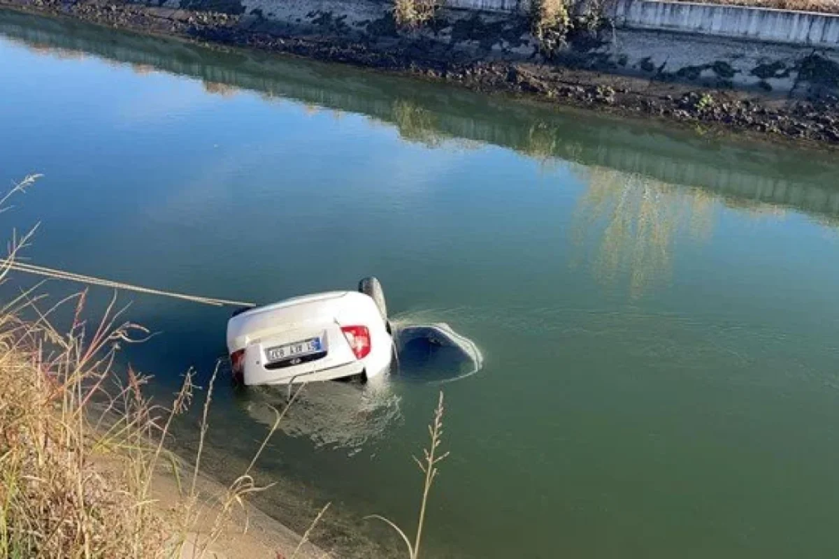 Avtomobil kanala uçdu: - Ata və oğul öldü, ana yaralandı