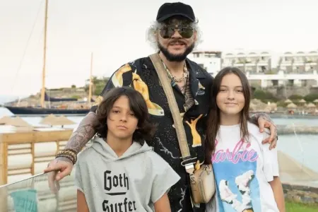 Xalq artisti bu səbəbə görə uşaqlarını məktəbdən çıxartdı