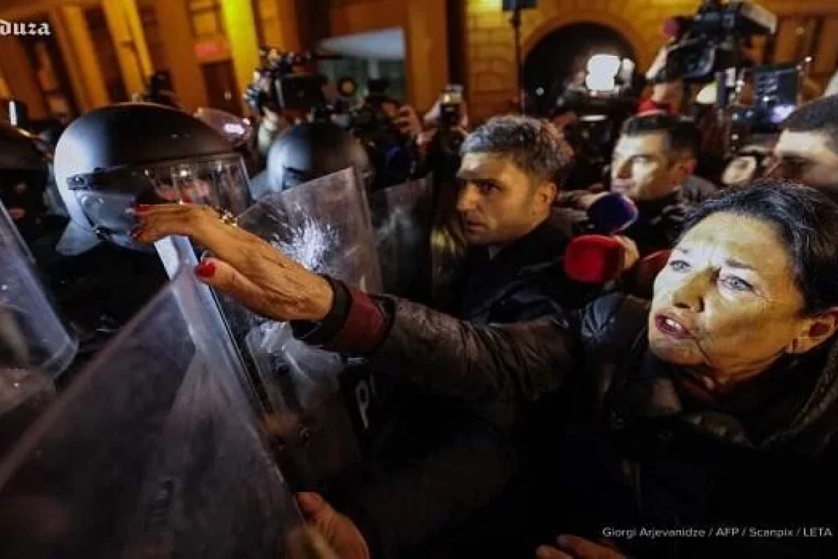 Tarixi an: Prezident aksiyada polisin önünü kəsdi - Foto