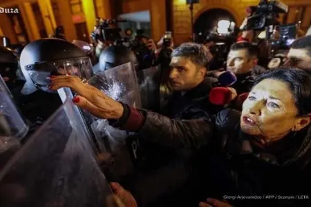 Tarixi an: Prezident aksiyada polisin önünü kəsdi - Foto