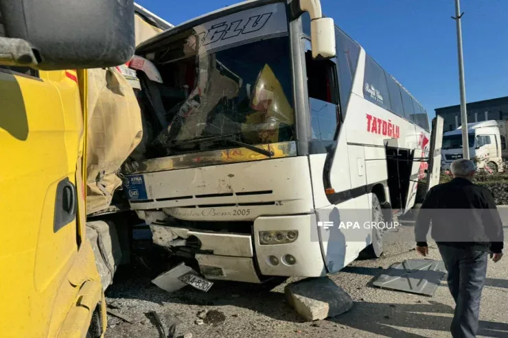 Azərbaycanda sərnişin avtobusu TIR-a ÇIRPILDI