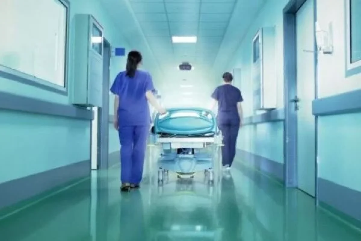 Şəhərin məşhur kafesində kütləvi zəhərlənmə - 21 nəfər TƏCİLİ XƏSTƏXANAYA YERLƏŞDİRİLİB