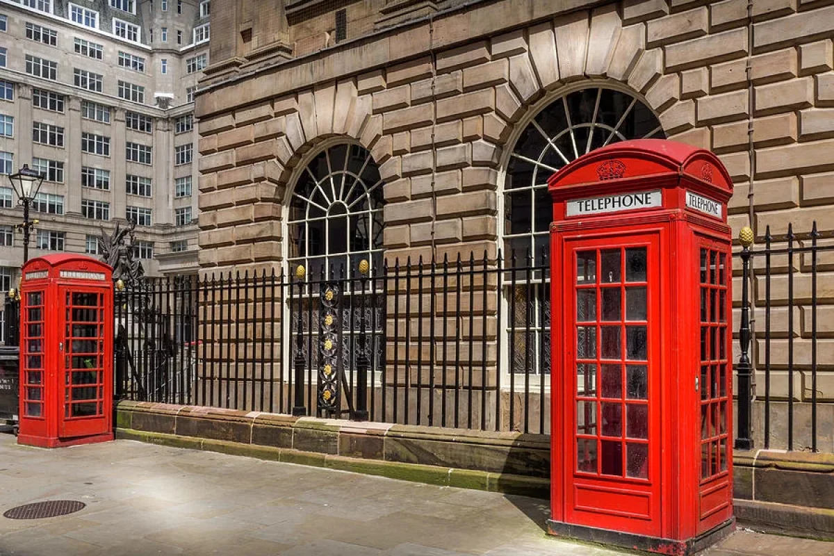 Telefon köşkündə öpüşənlər cərimə olundu