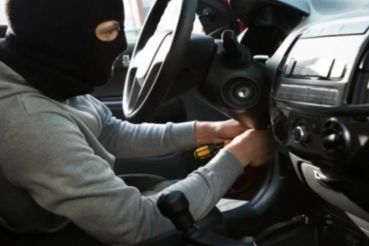 Polis kapitanı qadının bahalı "cip"ini oğurladı