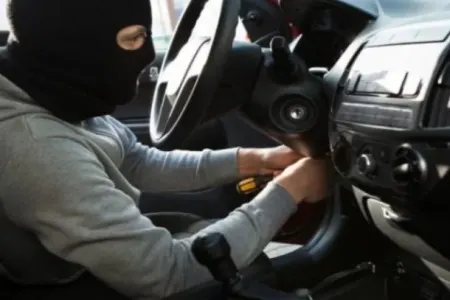Polis kapitanı qadının bahalı "cip"ini oğurladı