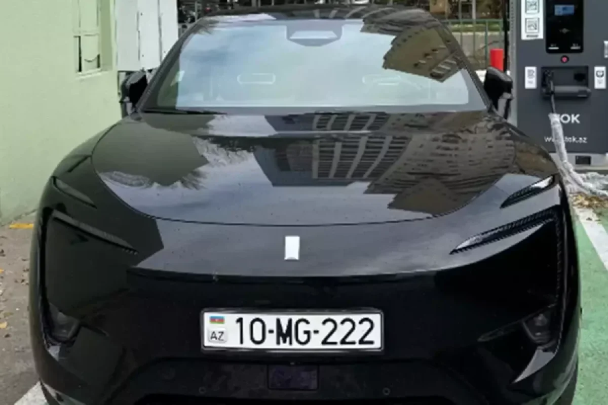 Azərbaycanlı məşhur özünə bahalı avtomobil aldı - FOTO