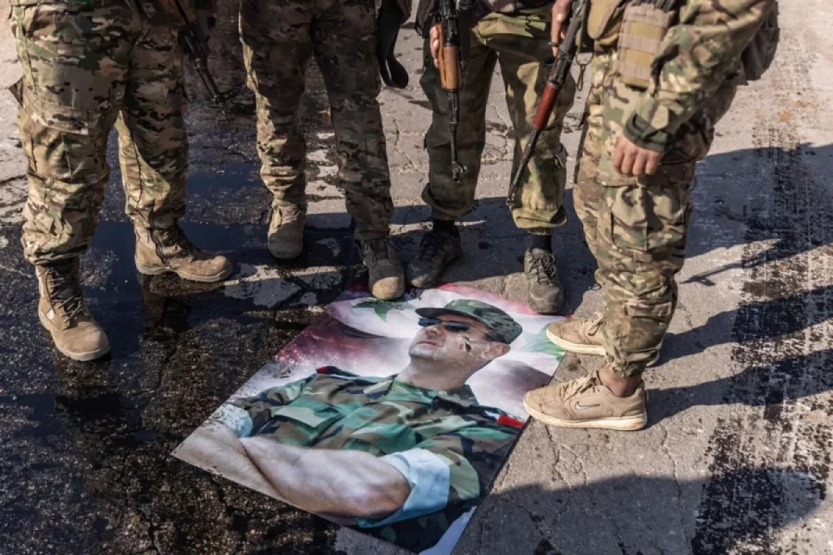 Küçələrdə insan meyitləri və Əsədin cırılmış portretləri - FOTOLAR