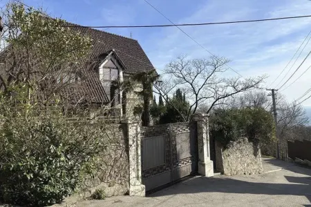 Xalq artisti qonşusunun torpağını mənimsədi