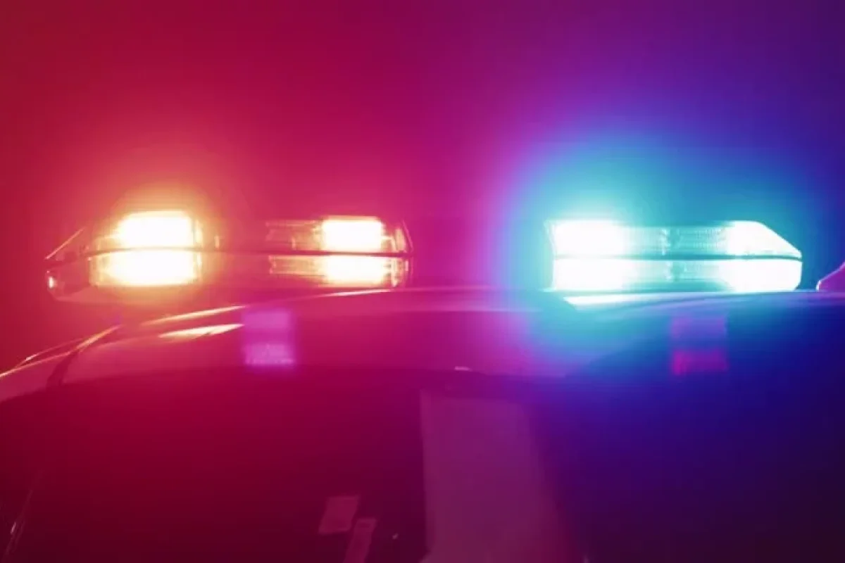 Magistral yolda lüks avtomobil xəndəyə düşdü - Yaralı var