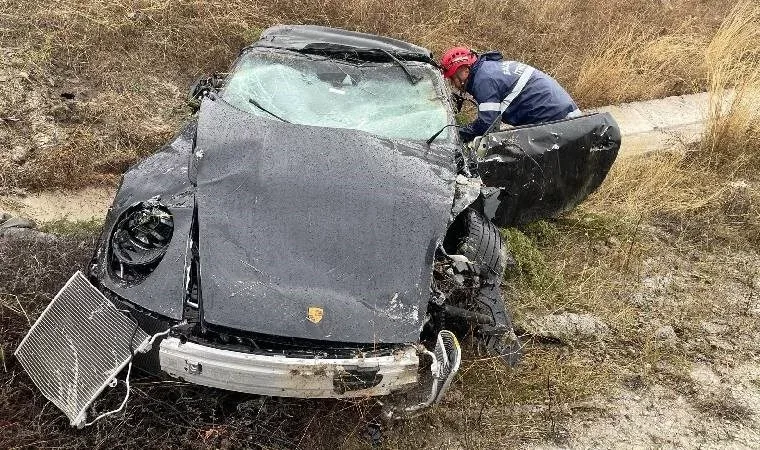 Magistral yolda lüks avtomobil xəndəyə düşdü - Yaralı var