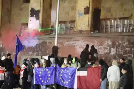 Gürcüstanda etirazlar davam edir: - Aİ tərəfdarları polislə üz-üzə