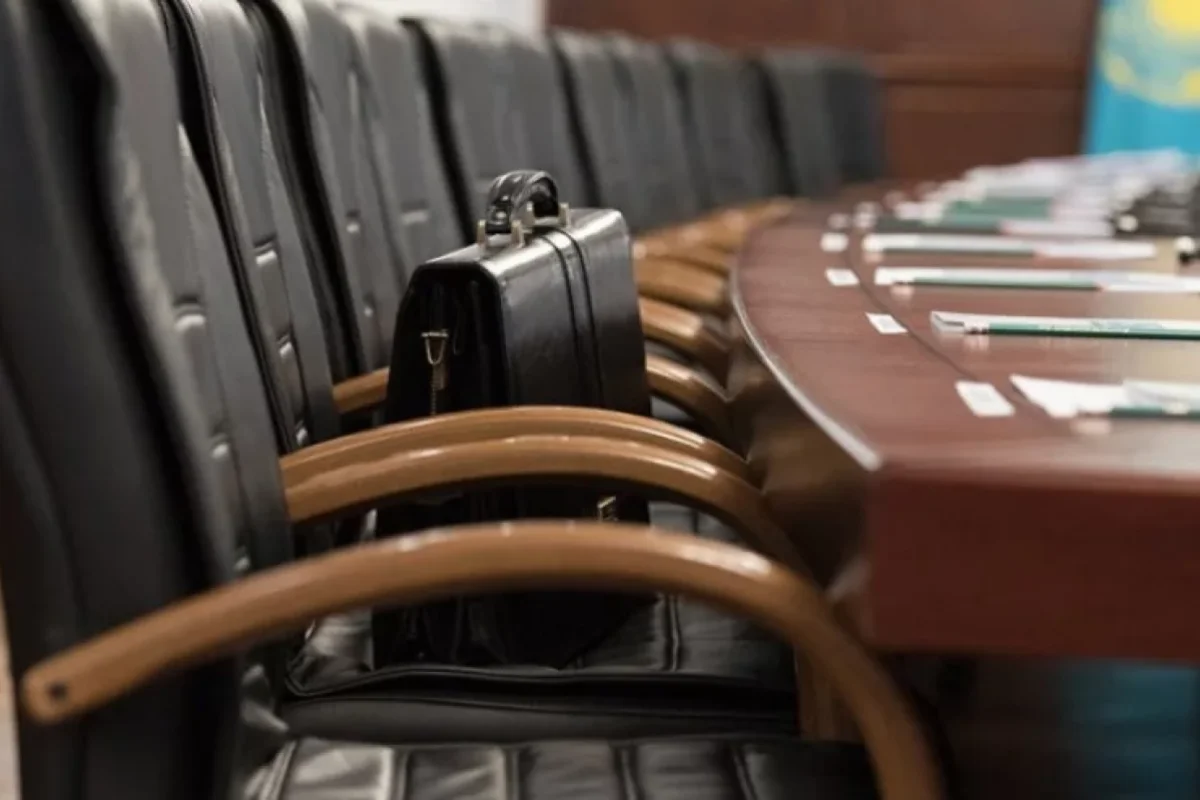 Dövlət qulluğunda çalışanlara hansı təminatlar verilir?