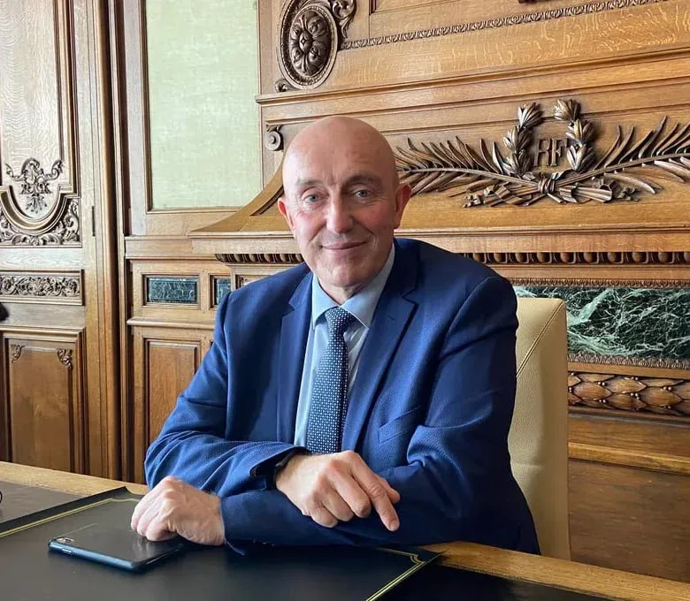 Yüksək vəzifəli məmur 370 min mənimsəyib qızlara - XƏRCLƏDİ - FOTO