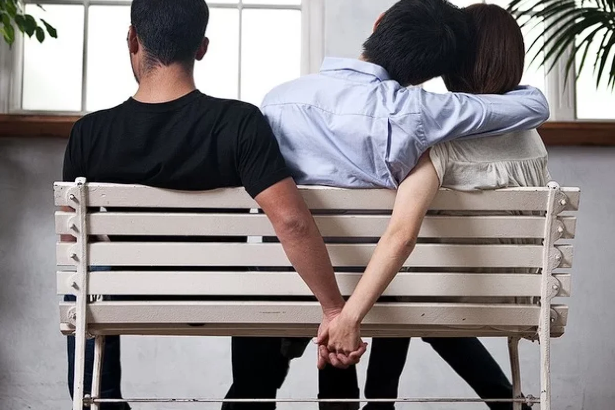 Sevgilisinin əri evə gəldi - Eyvandan qaçmaq istəyərkən öldü