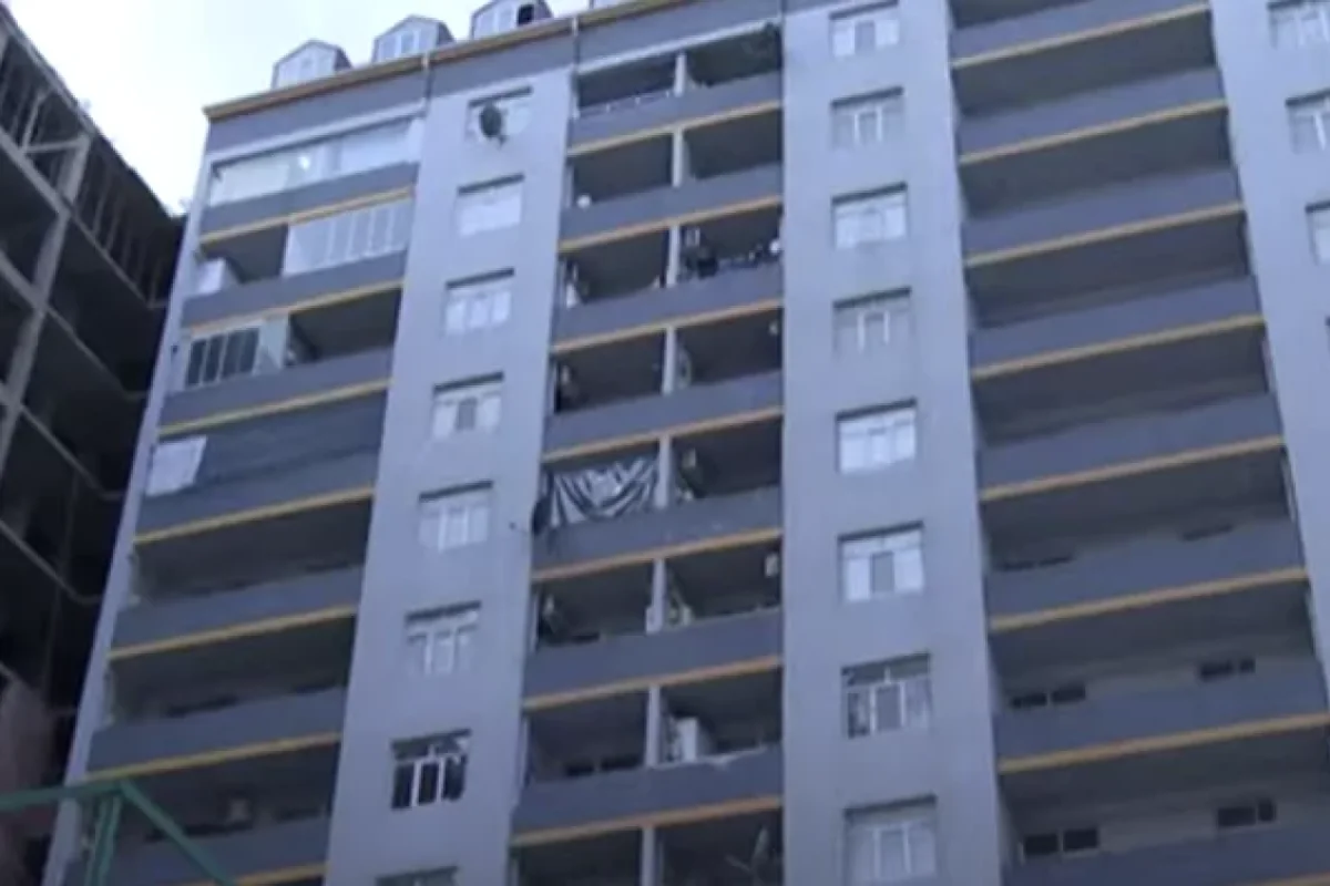 Özünü və azyaşlı qızını binadan atmaq istədi