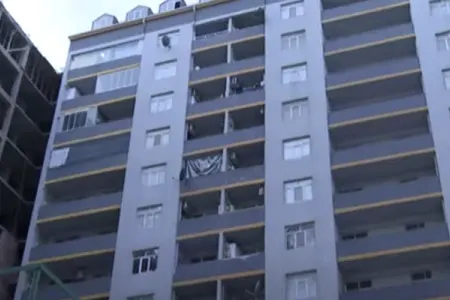Özünü və azyaşlı qızını binadan atmaq istədi